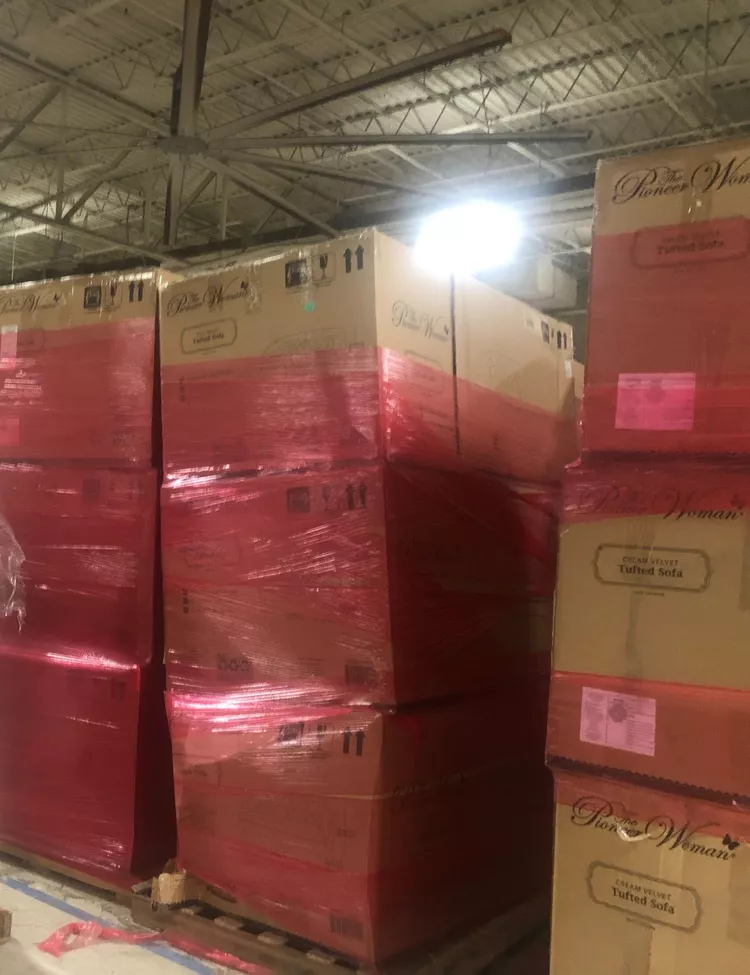 13 pallets 39 pcs living room new the pioneer woman, sophia&william brands co., ltd lot id: 938748 13 pallets 39 pcs living room new the pioneer woman, sophia&william brands co., ltd lot id: 938748