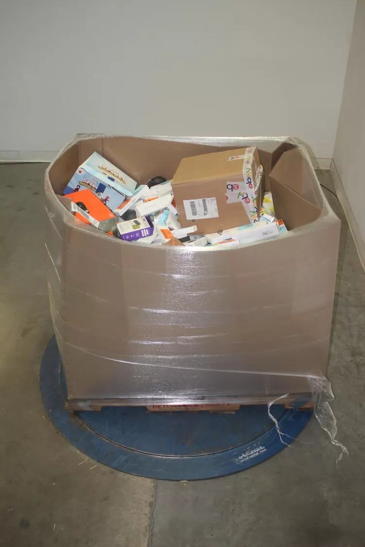 1 pallet 750 pcs apple ipad, flashdrives/sd/storage media, media streaming players (iptv), home security & safety damaged / missing parts / tested not working apple, sandisk, onn., roku lot id: 927558 1 pallet 750 pcs apple ipad, flashdrives/sd/storage media, media streaming players (iptv), home security & safety damaged / missing parts / tested not working apple, sandisk, onn., roku lot id: 927558