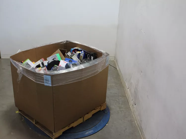 1 pallet 378 pcs nintendo, sony, audio headsets, microsoft mixed condition walmart lot id: 941681 1 pallet 378 pcs nintendo, sony, audio headsets, microsoft mixed condition walmart lot id: 941681