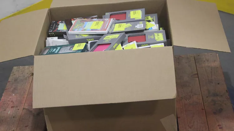 1 parcel box 208 pcs cases, dvd discs, other brand new walmart lot id: 936819 1 parcel box 208 pcs cases, dvd discs, other brand new walmart lot id: 936819