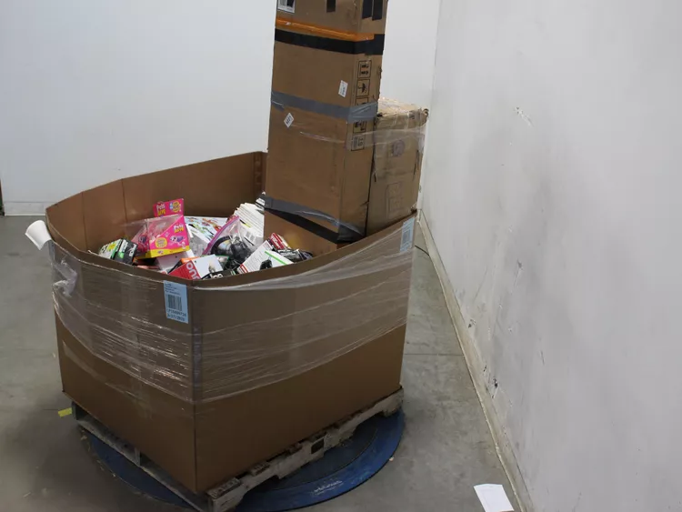 1 pallet 197 pcs nintendo, audio headsets, action figures, apple watch mixed conditions lot id: 941627 1 pallet 197 pcs nintendo, audio headsets, action figures, apple watch mixed conditions lot id: 941627